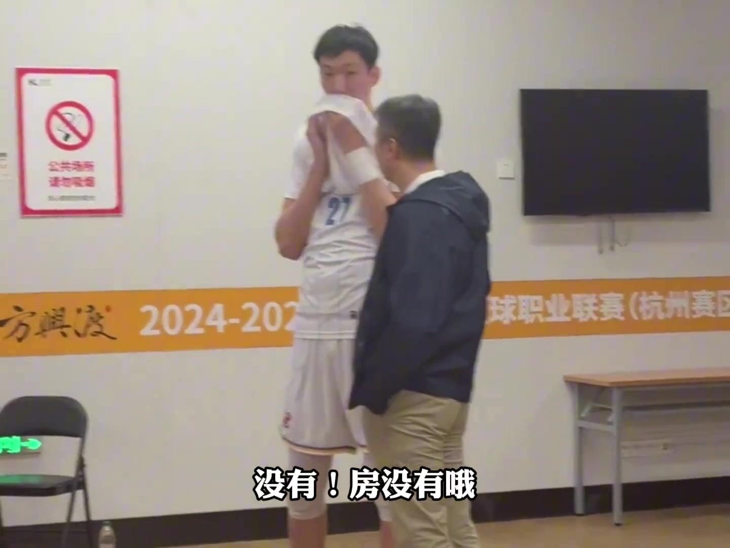 杨毅:辟个谣 周琦在北京租房住 赵睿转会费1.6亿?你也太夸张了 杨毅:辟个谣 周琦在北京租房住 赵睿转会费1.6亿?你也太夸张了